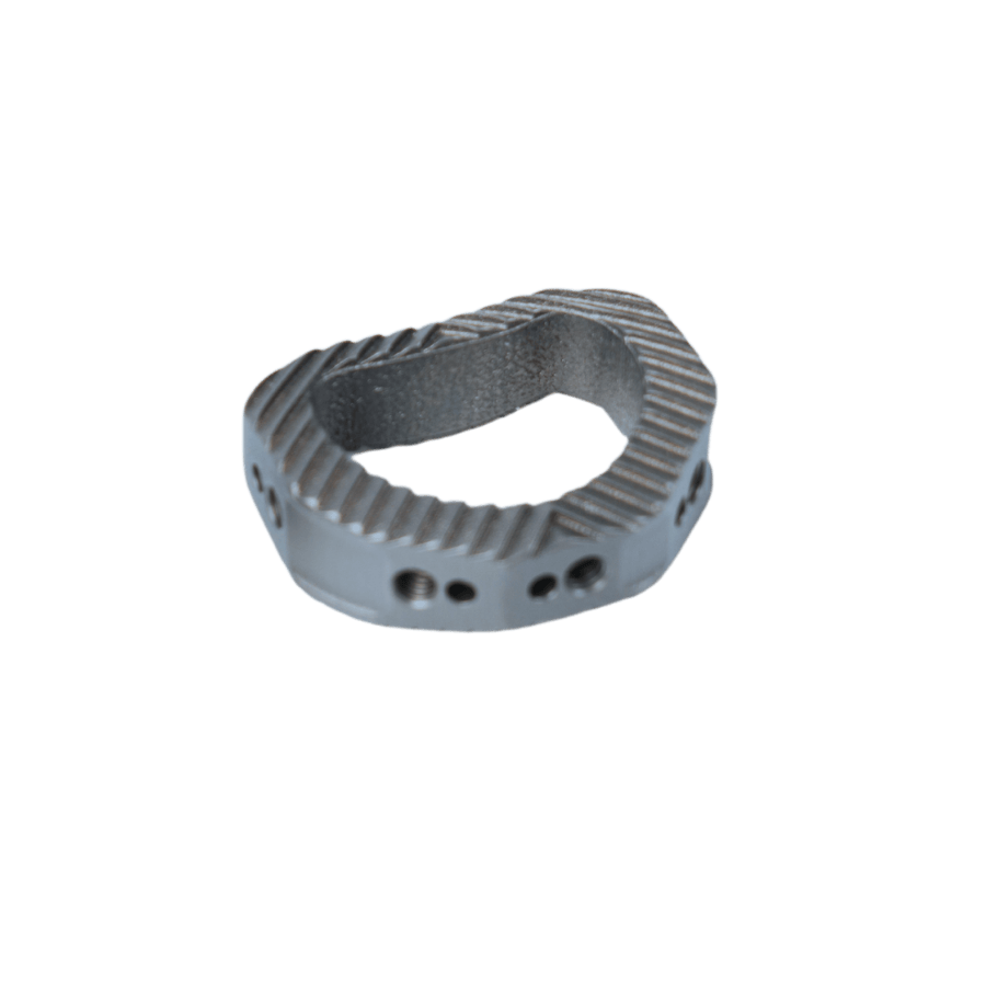 Ein einzelnes Wirbelsäulenimplantat aus Titan liegt als Produktfoto auf neutralem Hintergrund und zeigt ein Medizinprodukt von Laser Add Concept