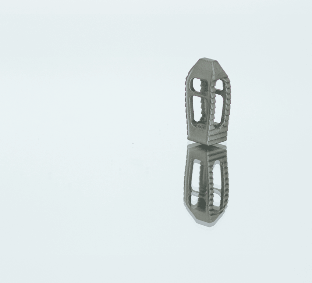 Ein Wirbelsäulenimplantat aus Titan steht auf einem Spiegel und wird auf einem neutralen Hintergrund für ein Produktfoto gespiegelt