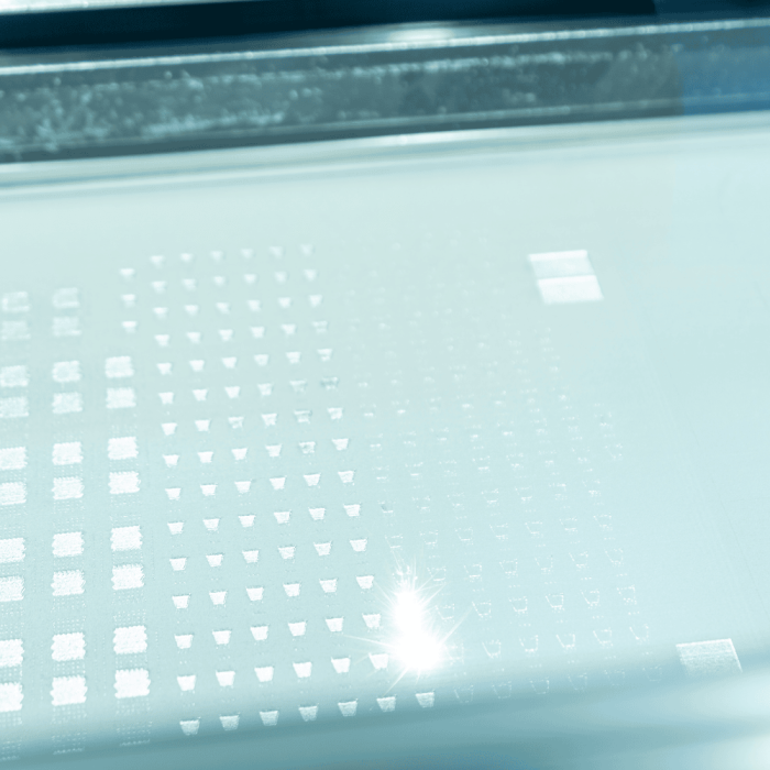 SLM Verfahren Prozess Eine Laserschmelzmaschine bei Laser Add Concept schmilzt mit ihrem Laser eine dünne Schicht Metallpulver im SLM Verfahren auf