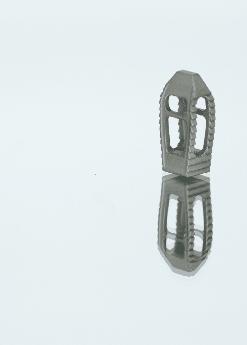 Ein Wirbelsäulenimplantat aus Titan steht auf einem Spiegel und wird auf einem neutralen Hintergrund für ein Produktfoto gespiegelt